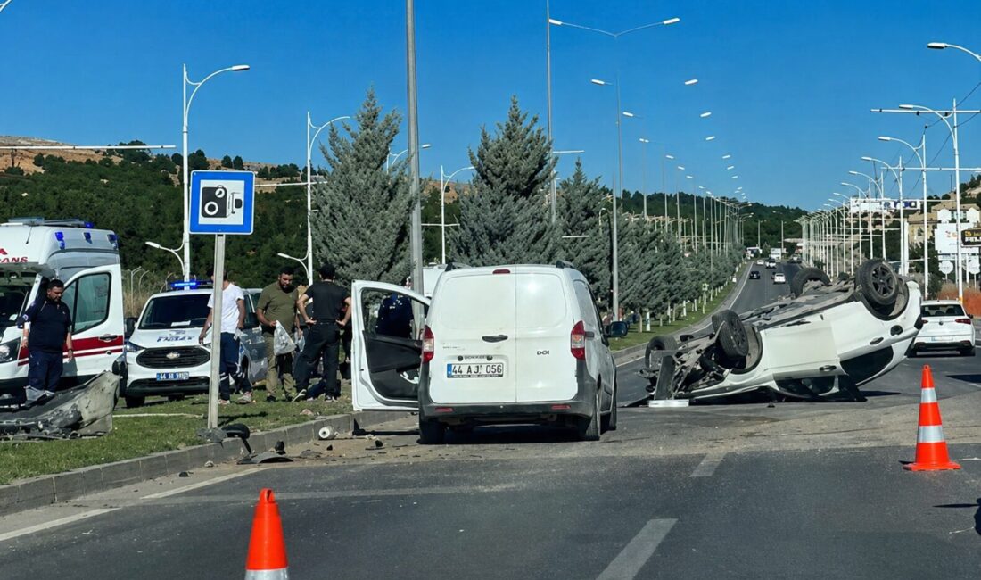 Malatya’da üniversite yolunda kontrolden çıkan otomobilin aydınlatma direğine çarparak ters