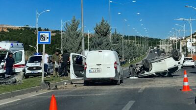 Malatya’da üniversite yolunda kontrolden çıkan otomobilin aydınlatma direğine çarparak ters