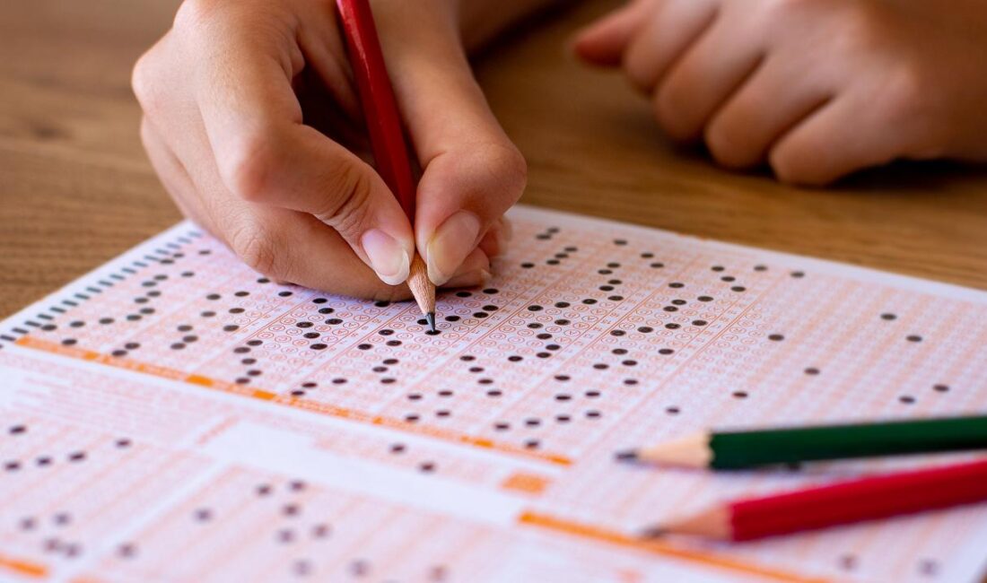 Yükseköğretim Kurumları Sınavı (YKS) kapsamında resmi tercih süreci başladı. Adaylar,