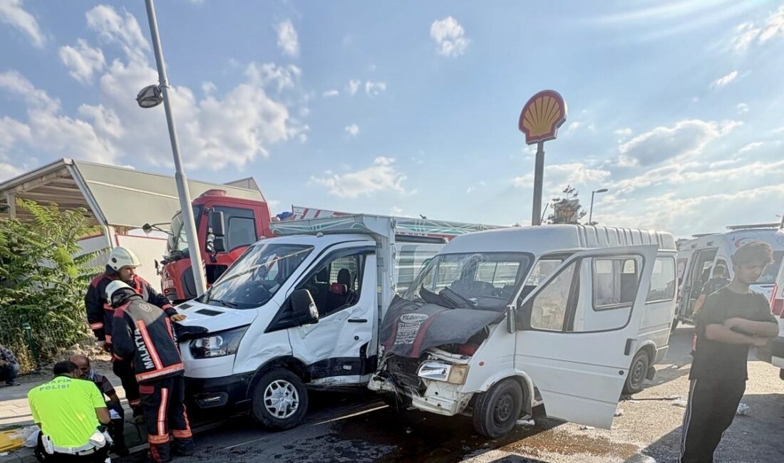 Malatya’nın Yeşilyurt ilçesinde minibüs ile kamyonetin çarpışması sonucu meydana gelen