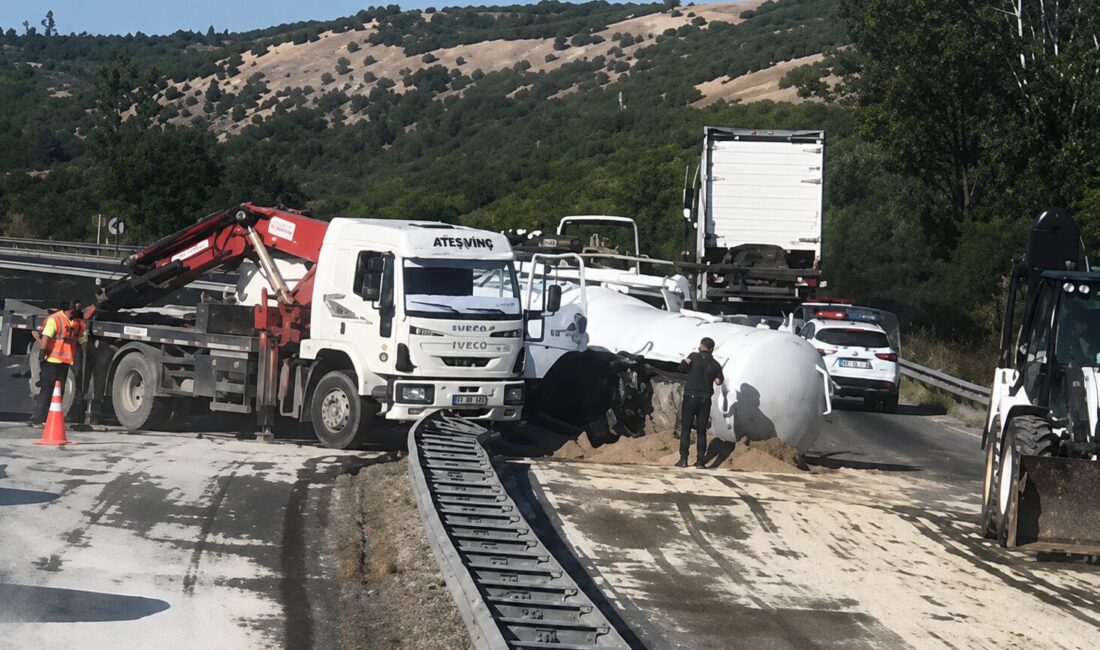 Malatya-Adıyaman kara yolunda meydana gelen kazada bir yakıt tankeri devrildi.