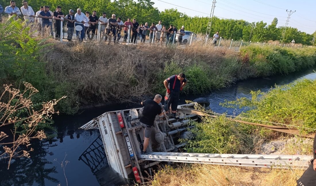 Malatya’nın Yeşilyurt ilçesinde yem yüklü kamyonun sulama kanalına devrilmesi sonucu