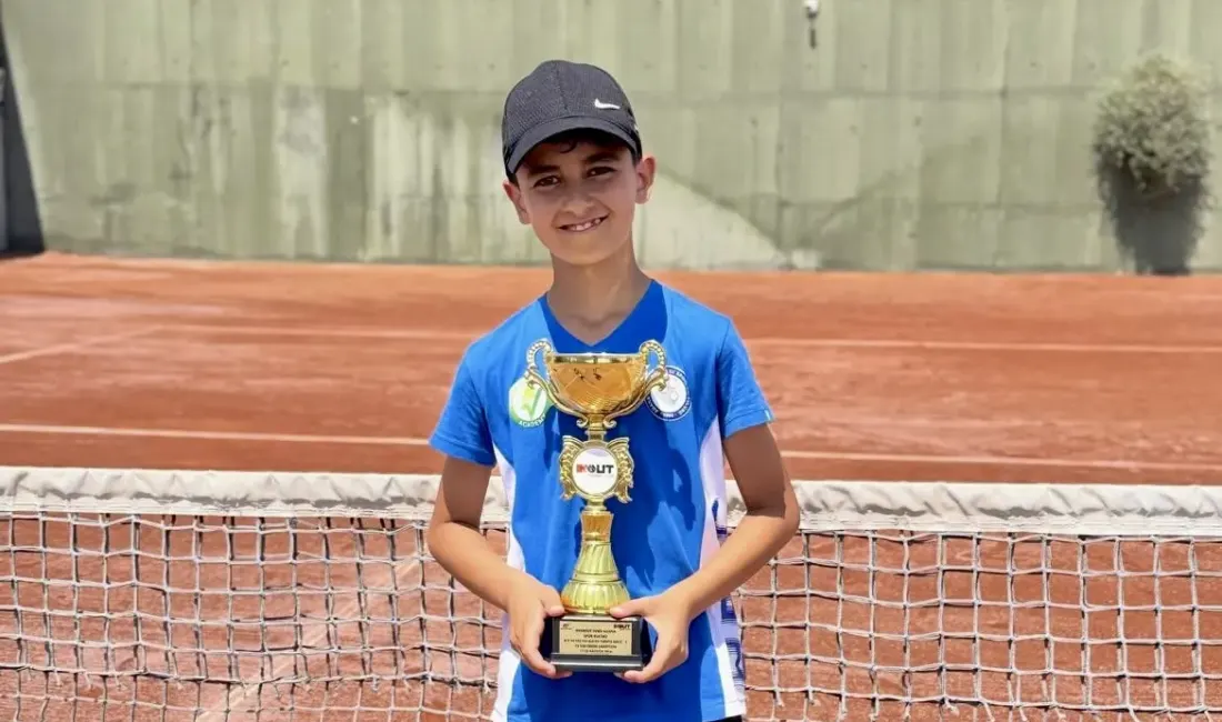 Tenise 5 yaşında başlayan 10 yaşındaki Ertuğrul Güldaş, Türkiye Tenis