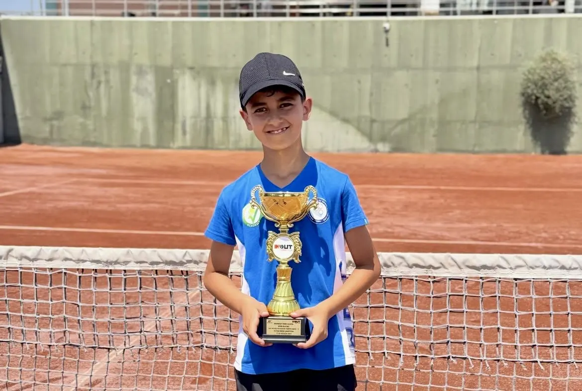 Tenise 5 yaşında başlayan 10 yaşındaki Ertuğrul Güldaş, Türkiye Tenis
