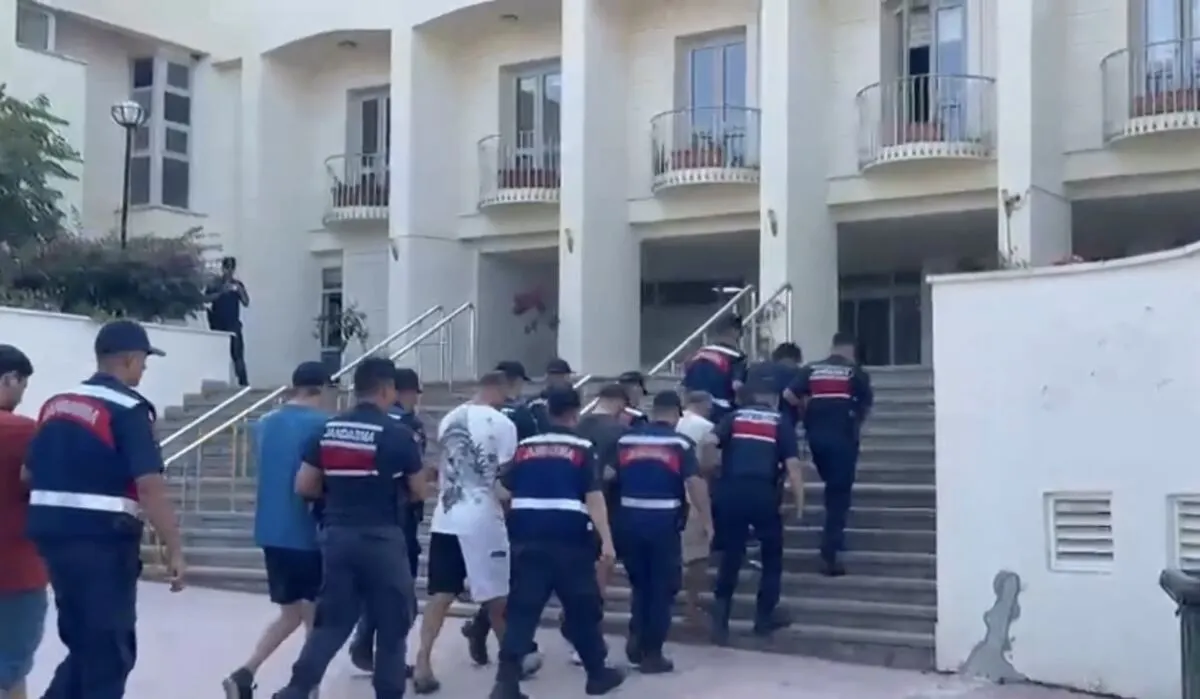 23 ilde düzenlenen operasyonlarda 48 göçmen kaçakçılığı organizatörü yakalandı. Şüphelilerden
