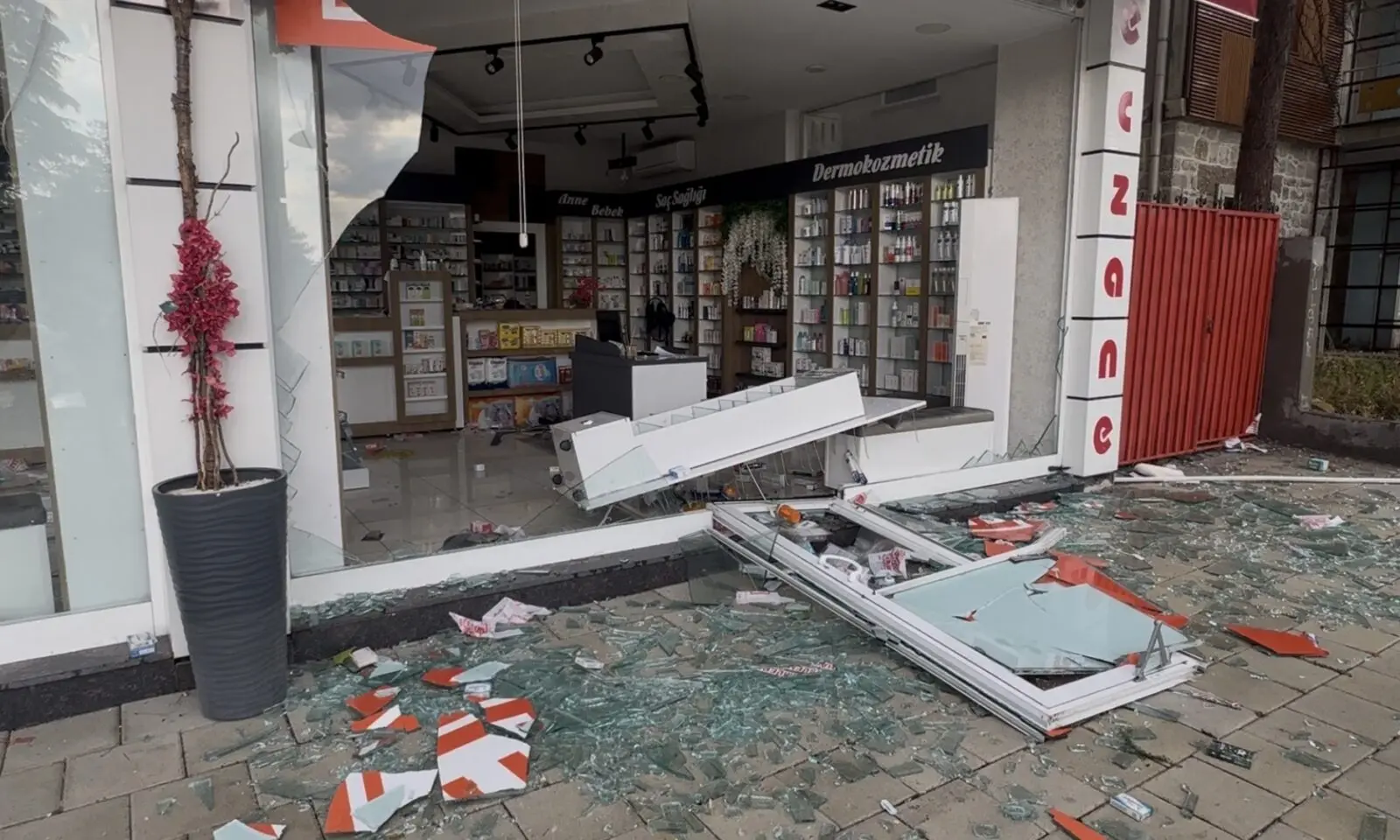 Malatya’da aniden bastıran sağanak ve şiddetli fırtına, dakikalar içerisinde kent
