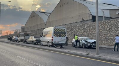 Malatya’da Anayurt Bulvarı üzerinde 4 aracın karıştığı zincirleme trafik kazası