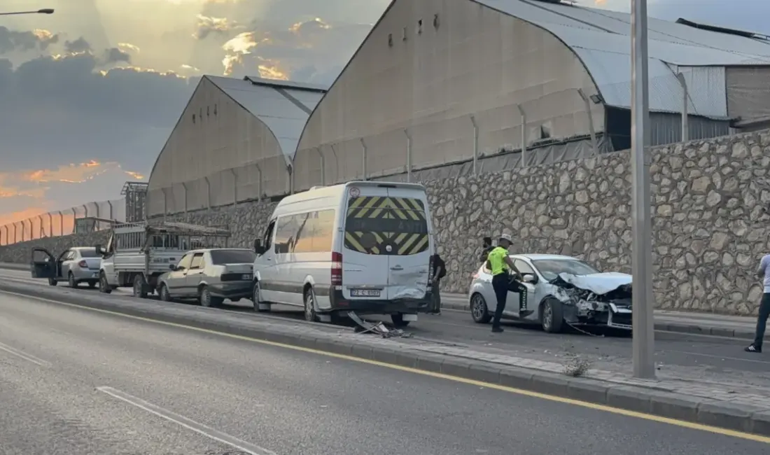 Malatya’da Anayurt Bulvarı üzerinde 4 aracın karıştığı zincirleme trafik kazası