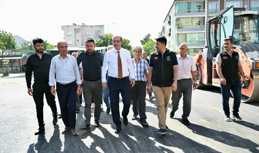 Yeşilyurt Belediye Başkanı İlhan Geçit, Çavuşoğlu Mahallesi’ndeki asfalt ve yol