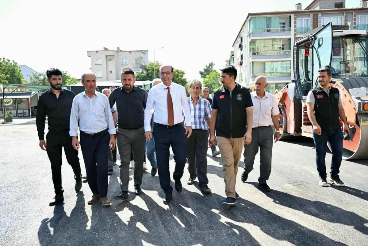 Yeşilyurt Belediye Başkanı İlhan Geçit, Çavuşoğlu Mahallesi’ndeki asfalt ve yol