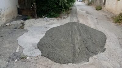 Malatya’nın Yeşilyurt ilçesinde bir beton mikserinden sokağa döküldüğü belirtilen beton