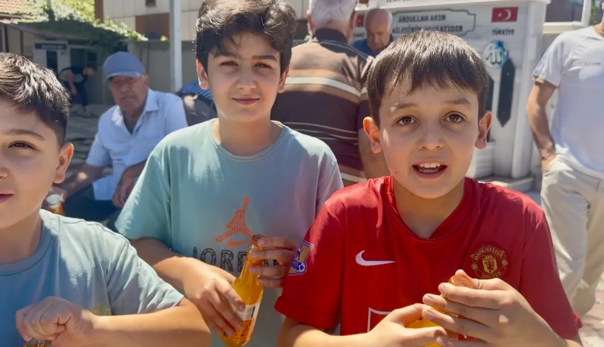 Malatya’da Cuma namazına katılan çocuklara, cami adabını ve namaz bilincini