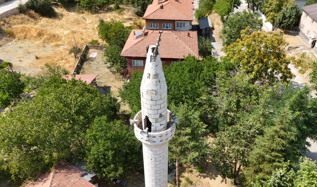 Hekimhan ilçesi Taşbaşı Mahallesi’nde bulunan Hafız Camii’nin minare külahı üzerindeki