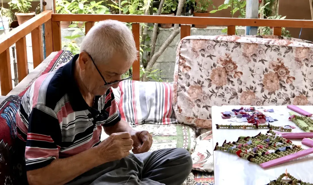Darende’de yaşayan 80 yaşındaki emekli terzi, doğadan topladığı üzerlikleri geleneksel