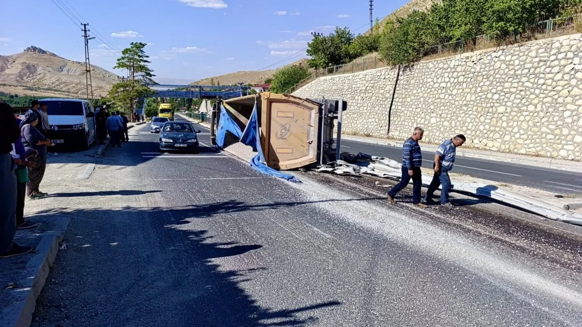 Malatya’nın Darende ilçesinde, iddiaya göre freni boşalan kum yüklü kamyon