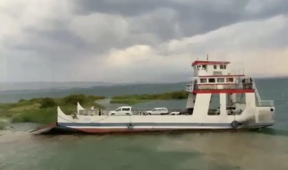 Fırtınada Sürüklenen Feribot Karaya Oturdu Elazığ’ın Baskil ilçesinde Malatya-Baskil seferini yapan feribot, şiddetli fırtına nedeniyle