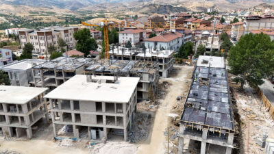 Hekimhan’da kentsel dönüşüm kapsamında yürütülen Yeni Çarşı Projesi’nde inşaat çalışmaları