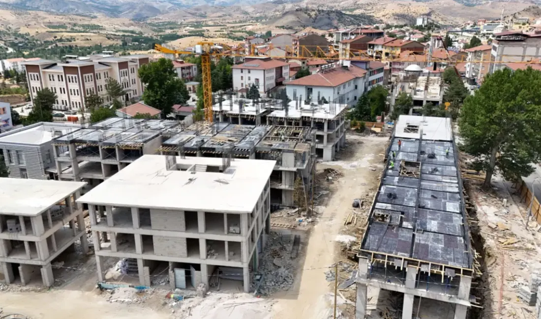 Hekimhan’da kentsel dönüşüm kapsamında yürütülen Yeni Çarşı Projesi’nde inşaat çalışmaları
