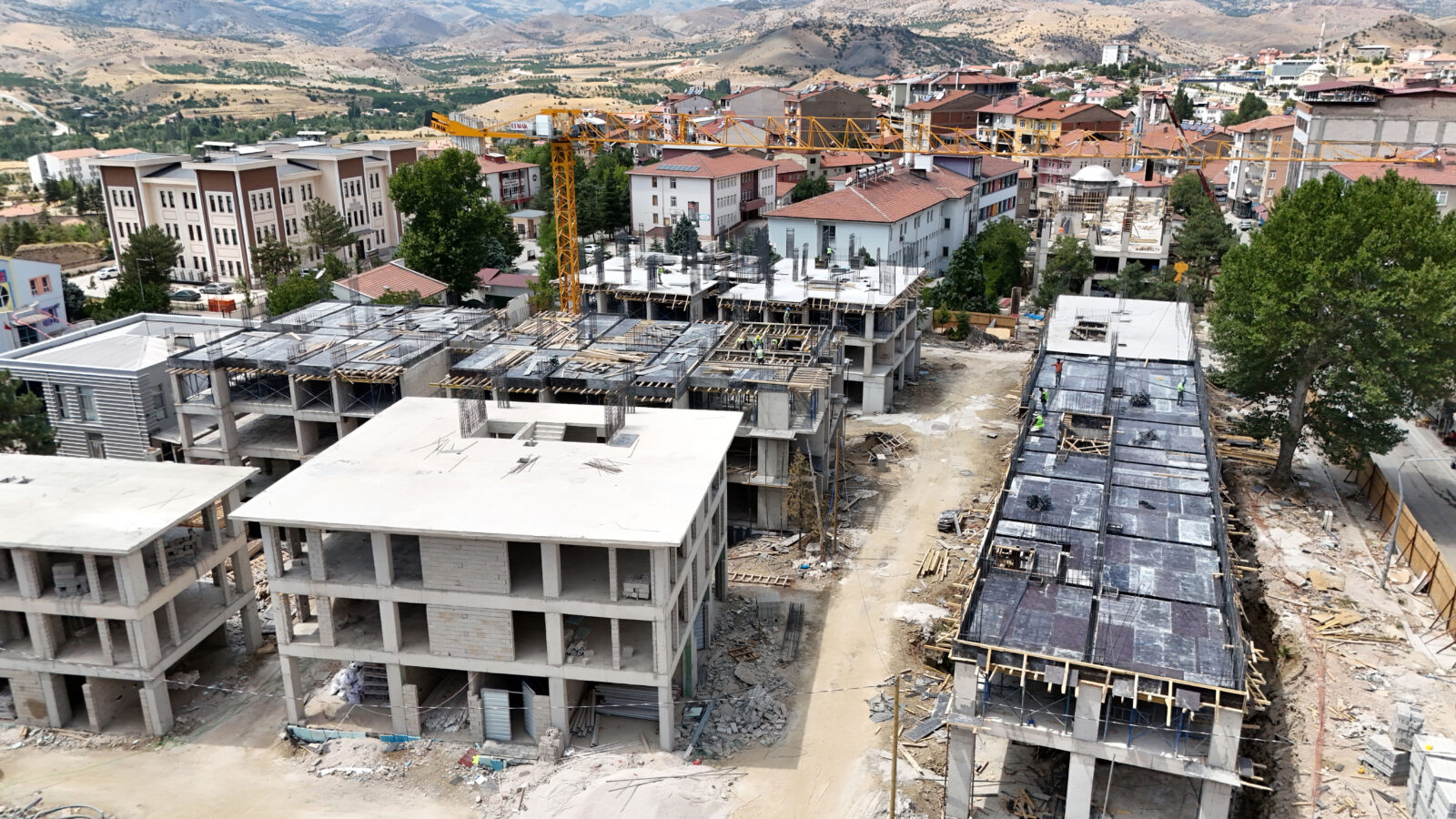 Hekimhan’da kentsel dönüşüm kapsamında yürütülen Yeni Çarşı Projesi’nde inşaat çalışmaları