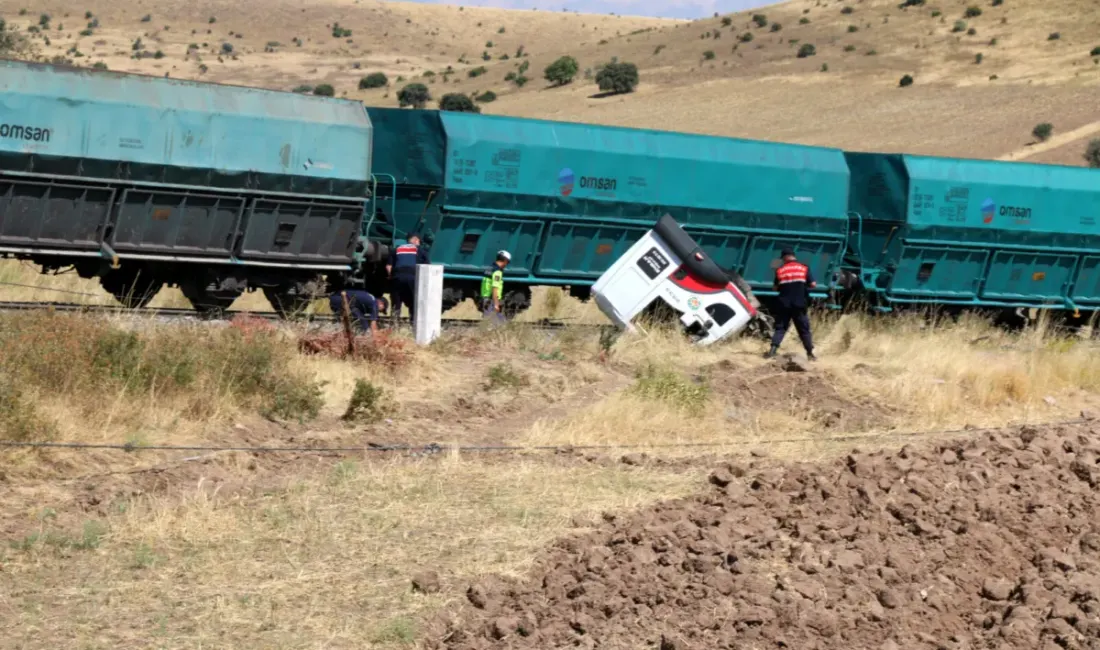 Malatya’nın Hekimhan ilçesinde hemzemin geçitten geçmeye çalışan kamyona yük treni
