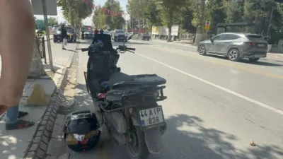 Malatya’da otomobille çarpışan motosikletli kurye E.G. yola savrularak yaralandı. Hastaneye