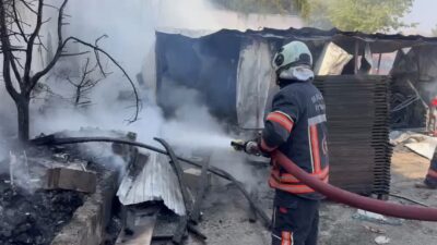 Malatya’nın Yeşilyurt ilçesinde işçilerin kaldığı konteynerlerde yangın çıktı. İtfaiye ekiplerinin