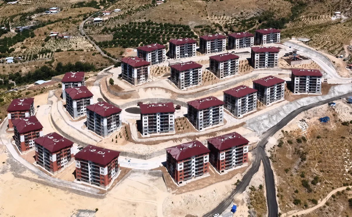 Yeşilyurt ilçesi Konak Mahallesi’nde yapımı tamamlanan 512 deprem konutunun hak