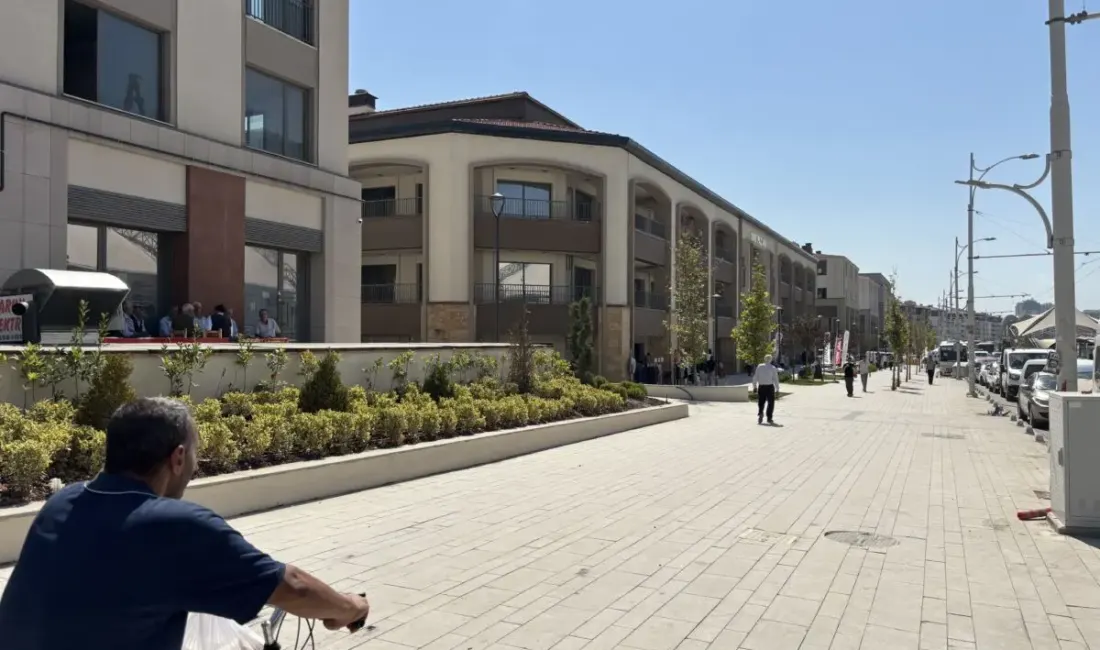 Malatya’da deprem sonrası çevre yolunda kurulan konteyner iş yerleri kaldırılırken,
