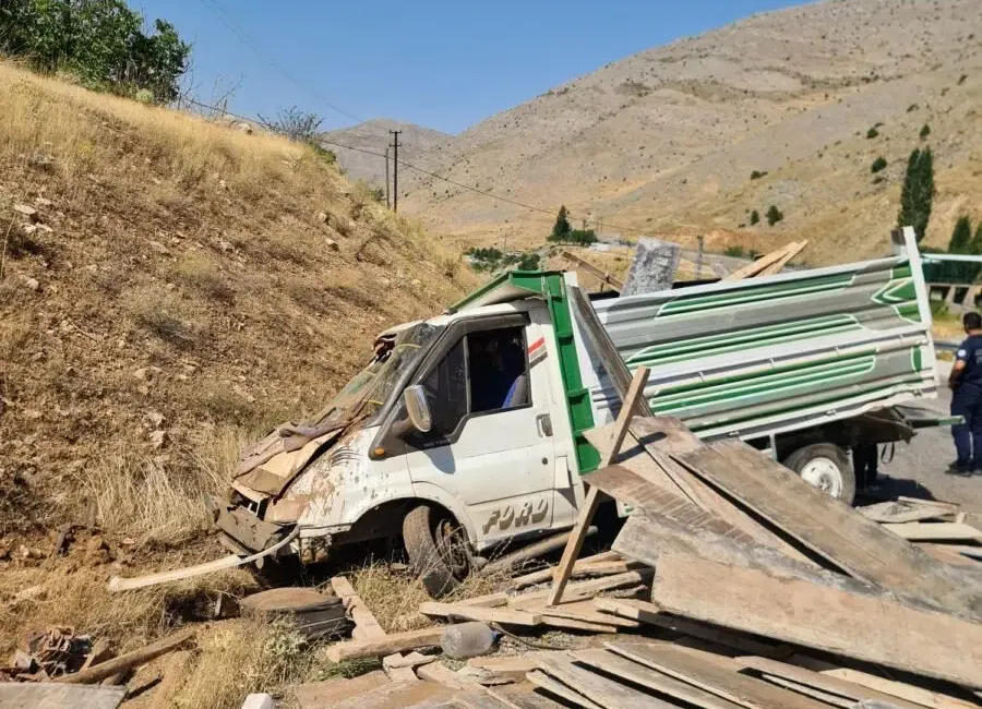 Malatya’da sürücüsünün direksiyon hâkimiyetini kaybettiği kamyonetin yol kenarındaki toprak alana