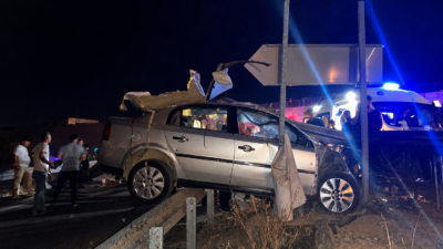 Malatya’nın Yeşilyurt ilçesinde kontrolden çıkarak orta refüje çarpan otomobilin 17