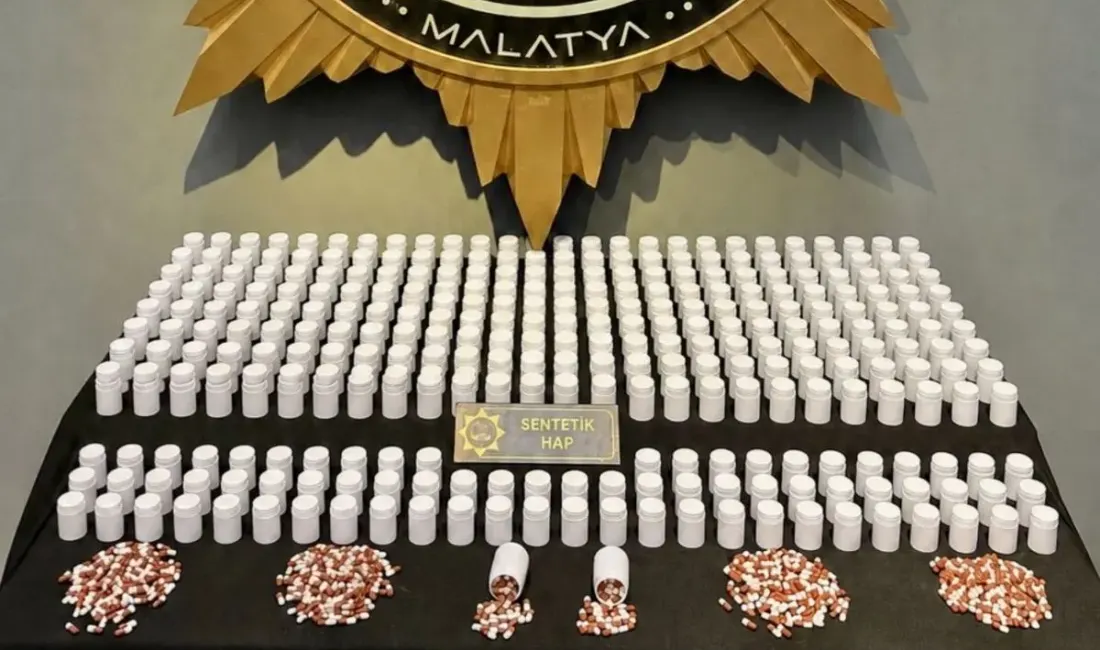 Malatya’da 14 Bin 900 Sentetik Hap Ele Geçirildi Malatya’da sokak satıcılarına yönelik düzenlenen narkotik operasyonunda 14 bin 900