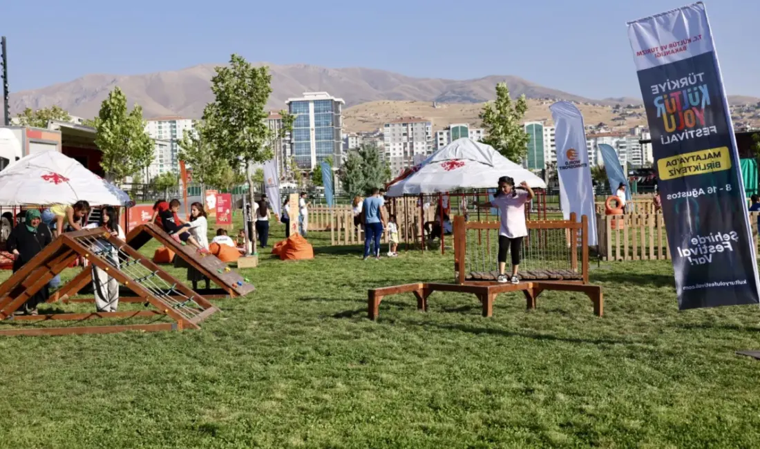 Malatya Kültür Yolu Festivali’nin sekizinci gününde bağlama yapımından geleneksel el