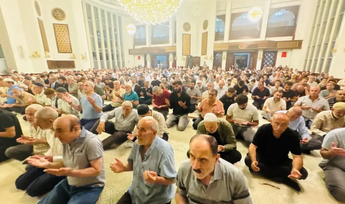 Malatya’da Mevlid Kandili dolayısıyla camilerde programlar düzenlendi. Kernek Karagözlüler Camii’ndeki