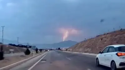 Malatya’da etkili olan sağanak ve fırtına sırasında gökyüzünde art arda