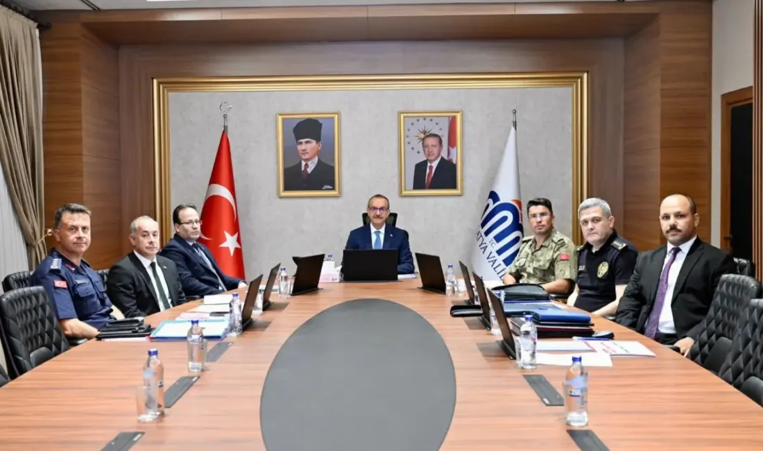 Malatya’da güvenlik toplantısı: 53 aranan kişi yakalandı Vali Seddar Yavuz başkanlığındaki toplantıda kentteki güvenlik çalışmaları değerlendirildi. Uyuşturucu