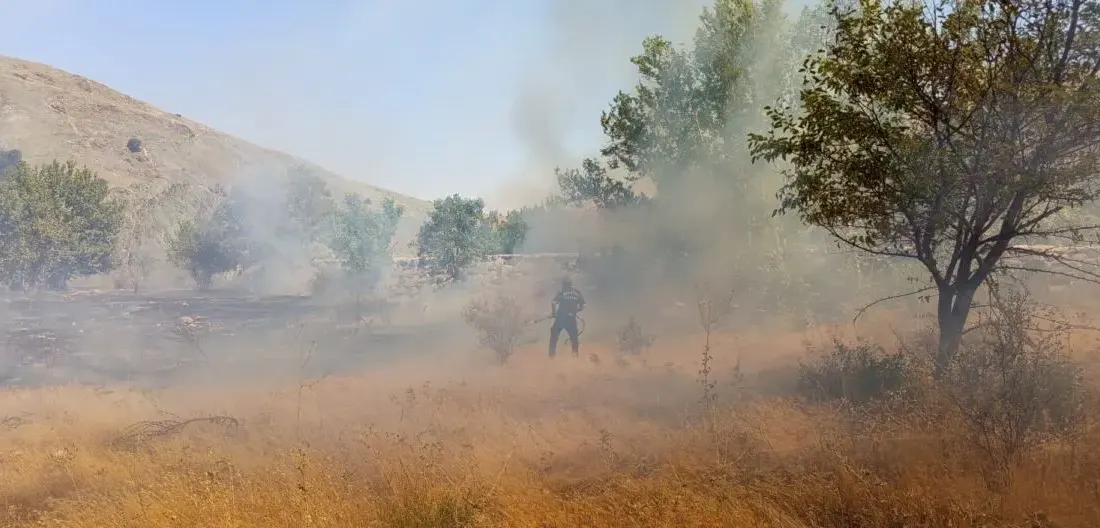 Malatya’nın Hekimhan ve Doğanşehir ilçelerinde çıkan iki ayrı yangına itfaiye