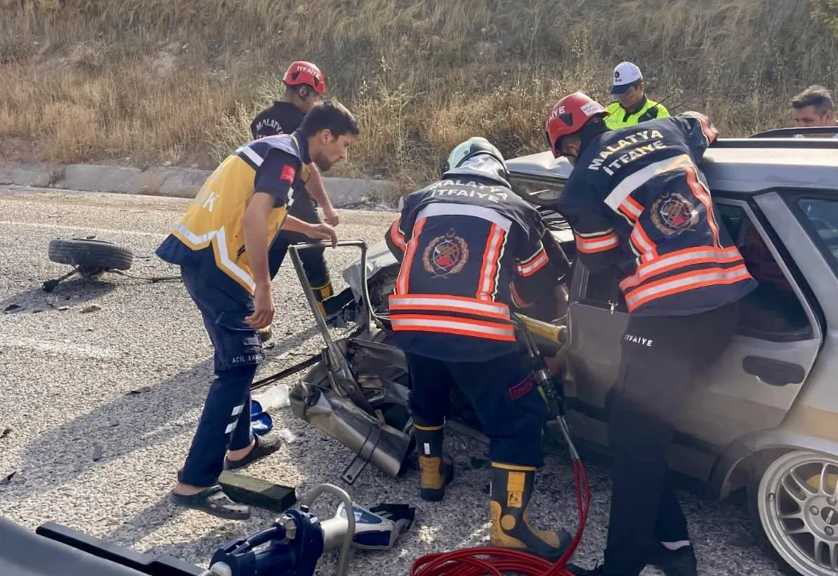 Malatya-Gölbaşı kara yolu Dedeköy Mahallesi mevkiinde otomobil ile hafif ticari