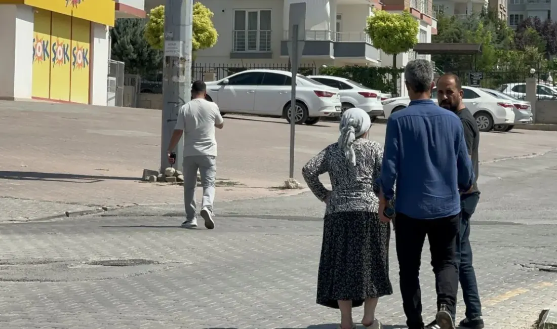 Malatya’da kendilerini polis ve savcı olarak tanıtan şüpheliler, yaşlı bir