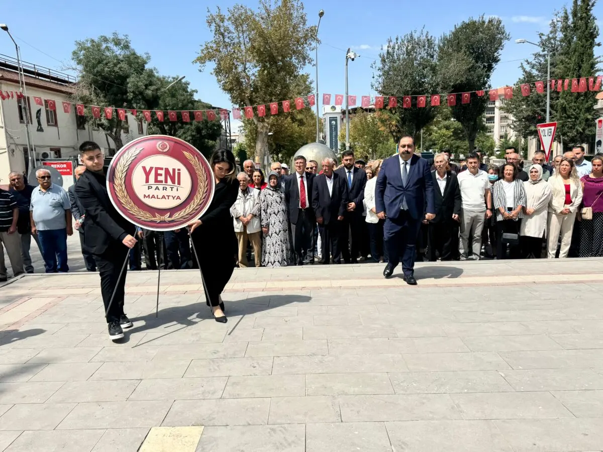 Yeni Parti Malatya İl Başkanlığı, kuruluşundan sonra ilk çelenk sunumunu