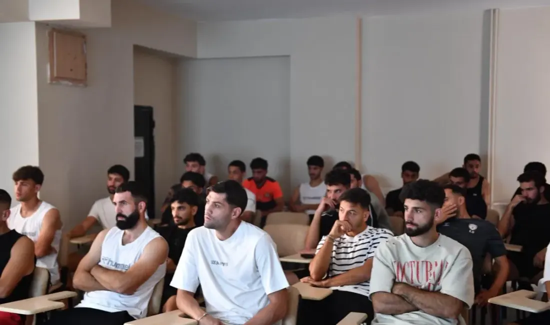 Yeşilyurtspor’da değişen futbol kuralları anlatıldı Malatya Yeşilyurtspor’da yeni sezon hazırlıkları sürerken, futboldaki güncel oyun kurallarıyla