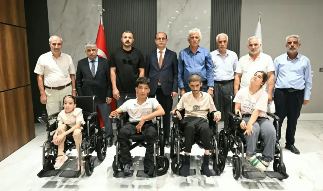 Yeşilyurt’ta Engelli Bireylere Akülü Araç Desteği Verildi Yeşilyurt Belediyesi ile Paylaş İnsani Yardım Derneği iş birliğinde düzenlenen