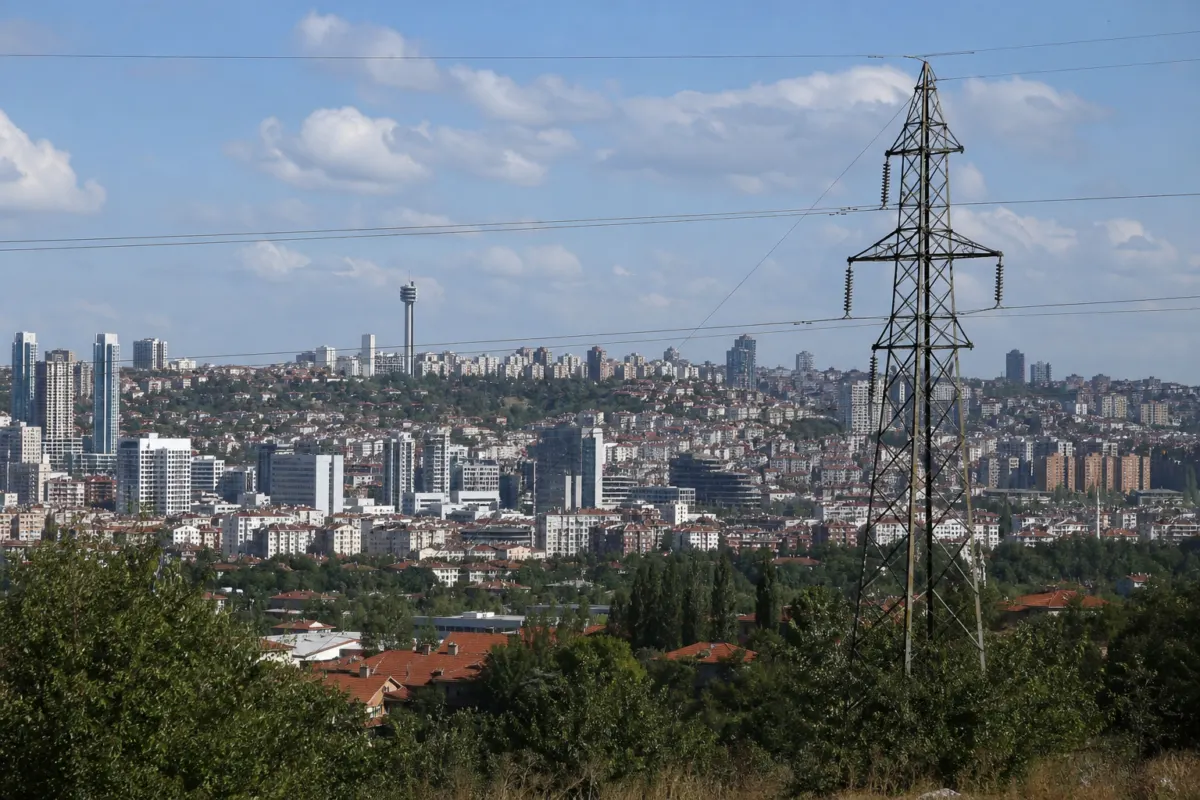 Ankara'nın çeşitli ilçelerinde Başkent EDAŞ'ın bakım, onarım ve şebeke iyileştirme
