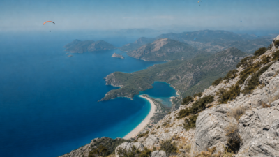 Muğla’nın Fethiye ilçesinde Babadağ’dan tandem uçuş yapan yamaç paraşütü, kalkıştan