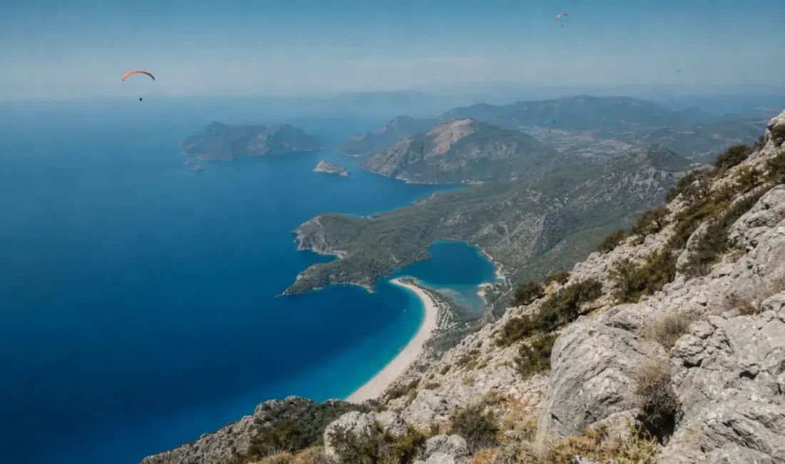 Muğla’nın Fethiye ilçesinde Babadağ’dan tandem uçuş için havalanan yamaç paraşütü
