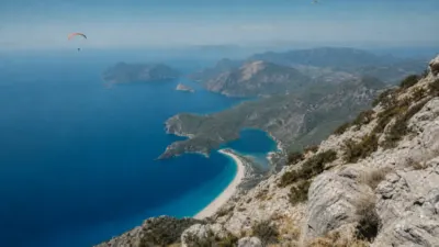 Muğla’nın Fethiye ilçesinde Babadağ’dan tandem uçuş için havalanan yamaç paraşütü