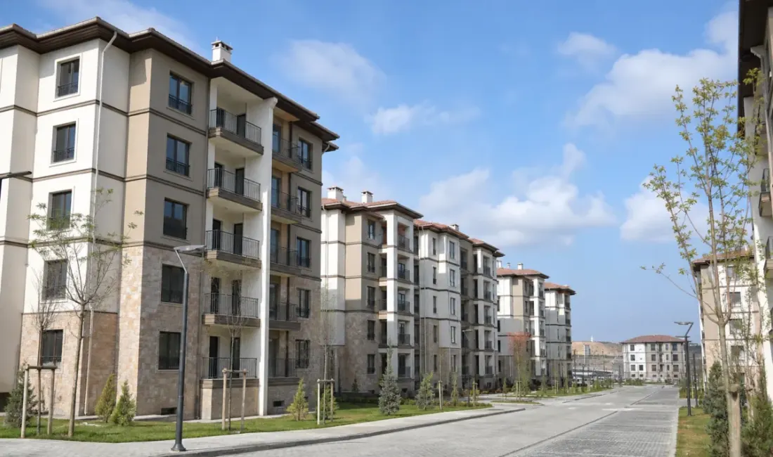 TOKİ’nin Şanlıurfa Viranşehir Yenişehir Mahallesi’nde tamamladığı 402 sosyal konutta anahtar
