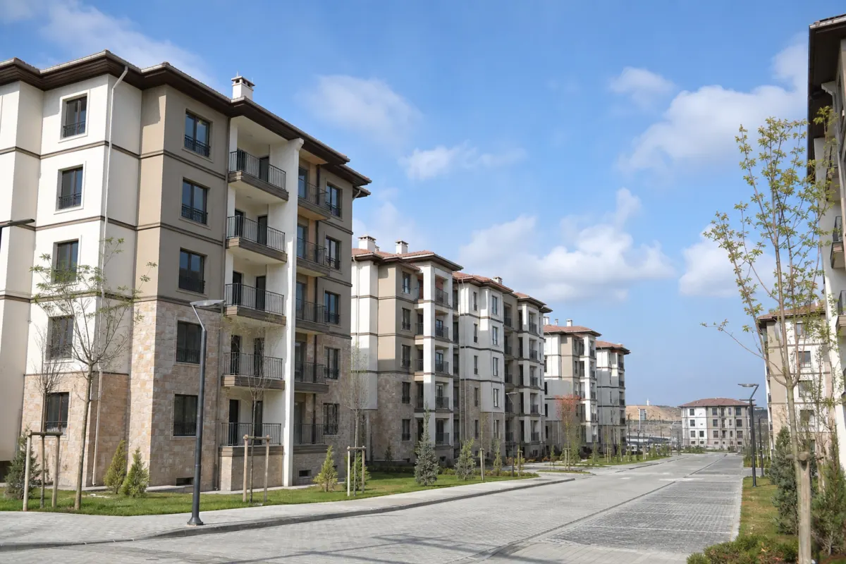 TOKİ’nin Şanlıurfa Viranşehir Yenişehir Mahallesi’nde tamamladığı 402 sosyal konutta anahtar
