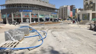 Akpınar ile İnönü Caddesi birleşiminde kavşak ve apron düzenlemesi yapılıyor.