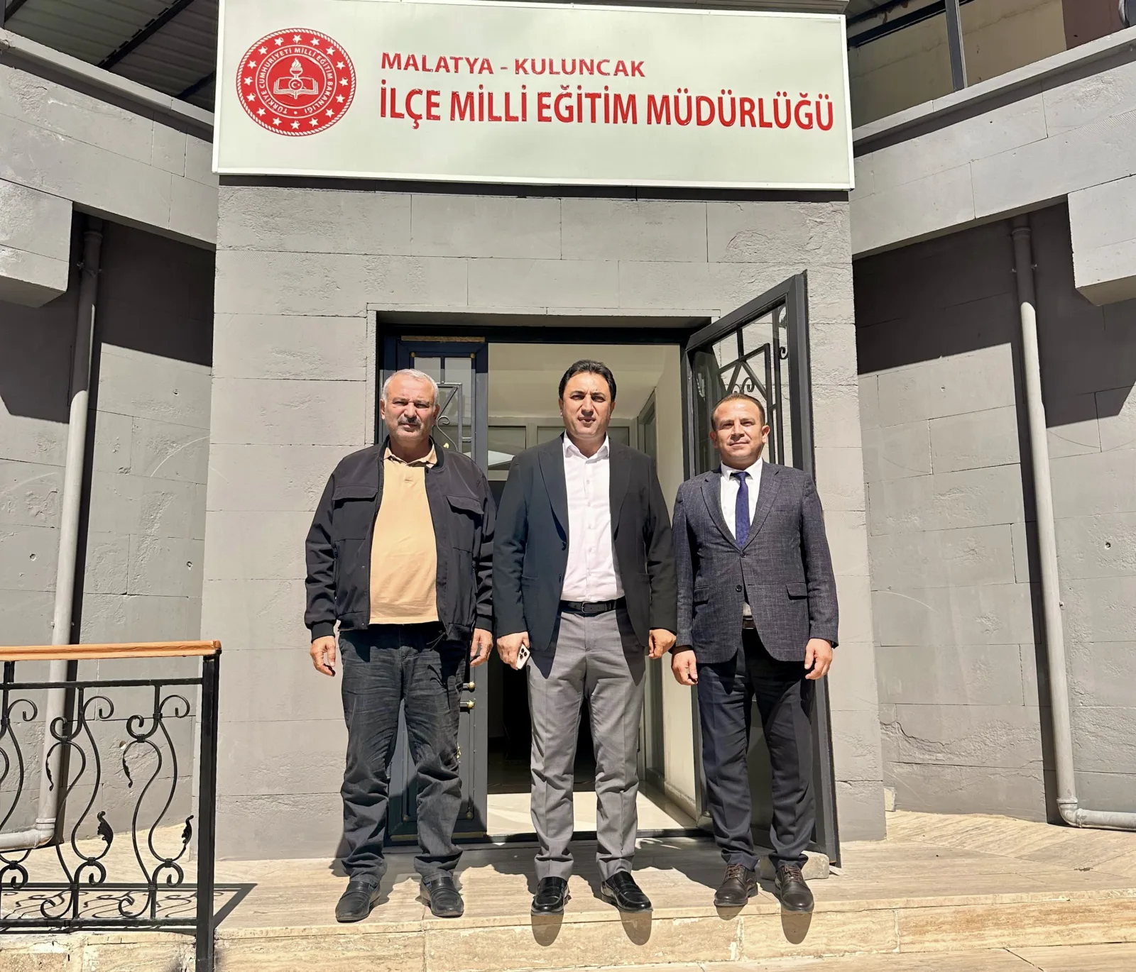 Erhan Cengiz ve Ahmet Boyraz, İlçe Millî Eğitim Müdürü Ali