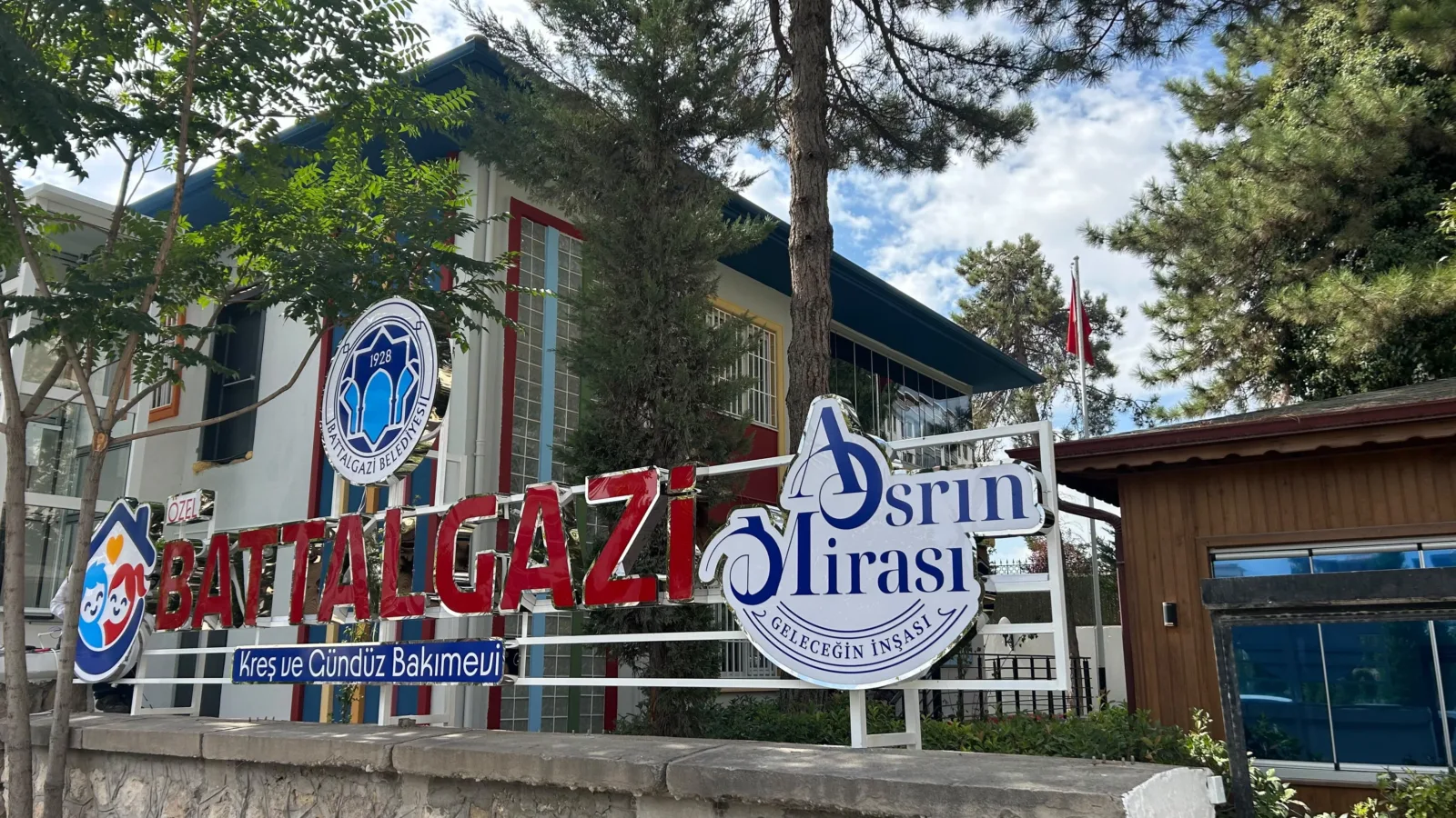 Dört sınıflı ve 50 çocuk kapasiteli kreş, belediye personelinin yanı